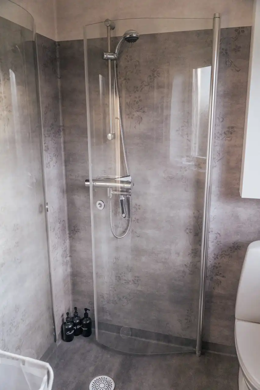 3b0006d2-5f8e-40c7-8d54-3e169c1e807b.jpg 29