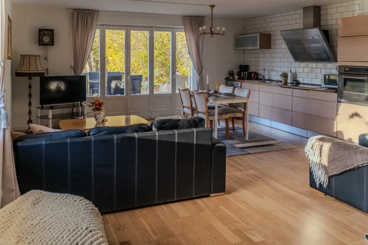 0e6ff298-6513-48d0-8526-727a008edaee.jpg 24