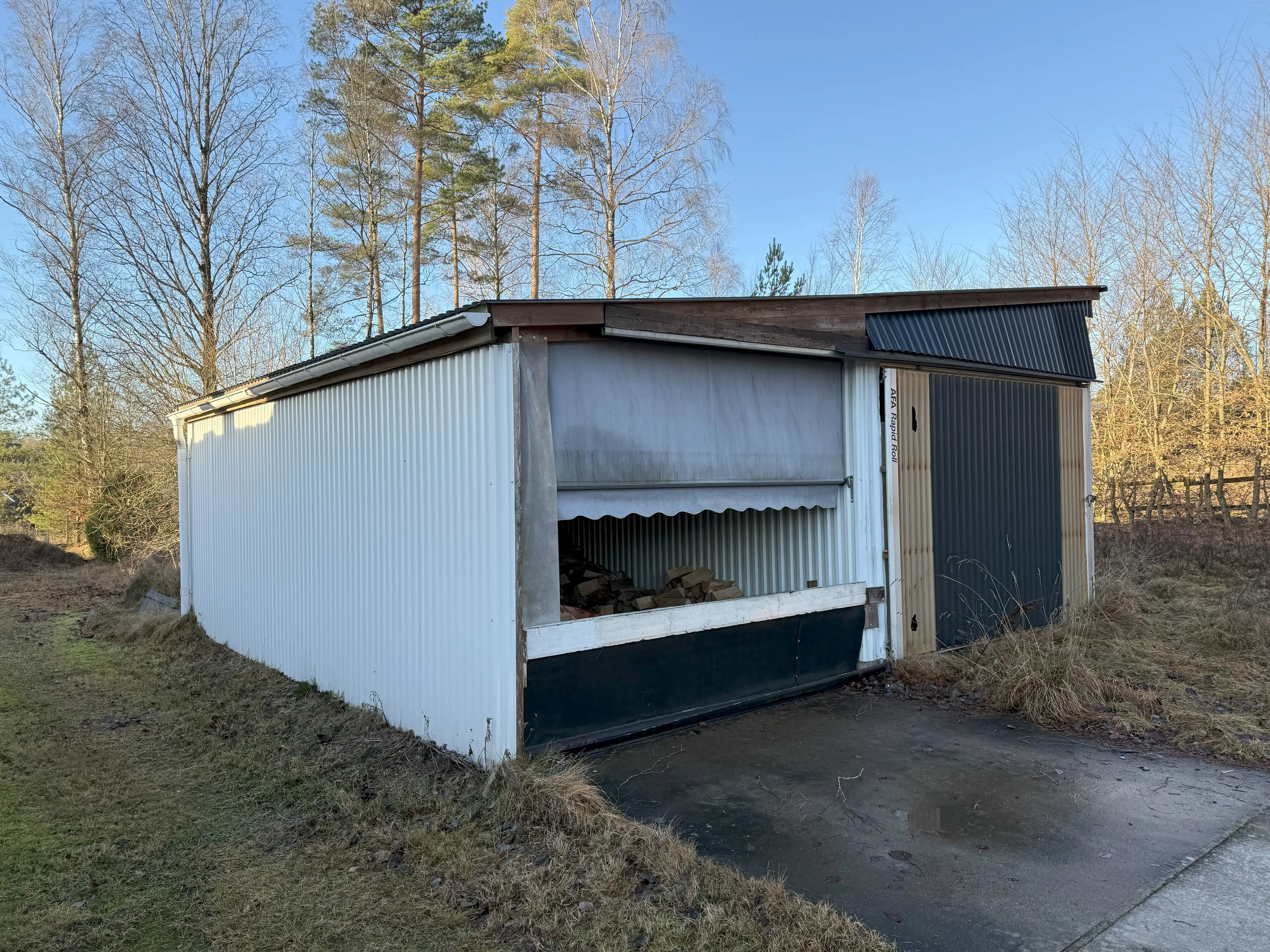 Flisförråd och traktorgarage utsida (1) 47